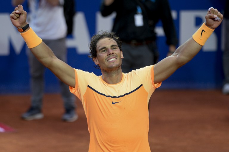 Rafael Nadal rækker armene i vejret efter sin sejr i Barcelona. Han har nu vundet to turneringer i træk. 