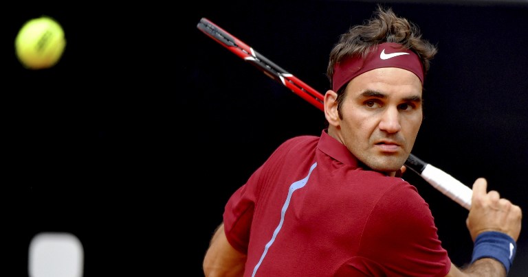 Roger Federer gør klar til at sende bolden i orbit